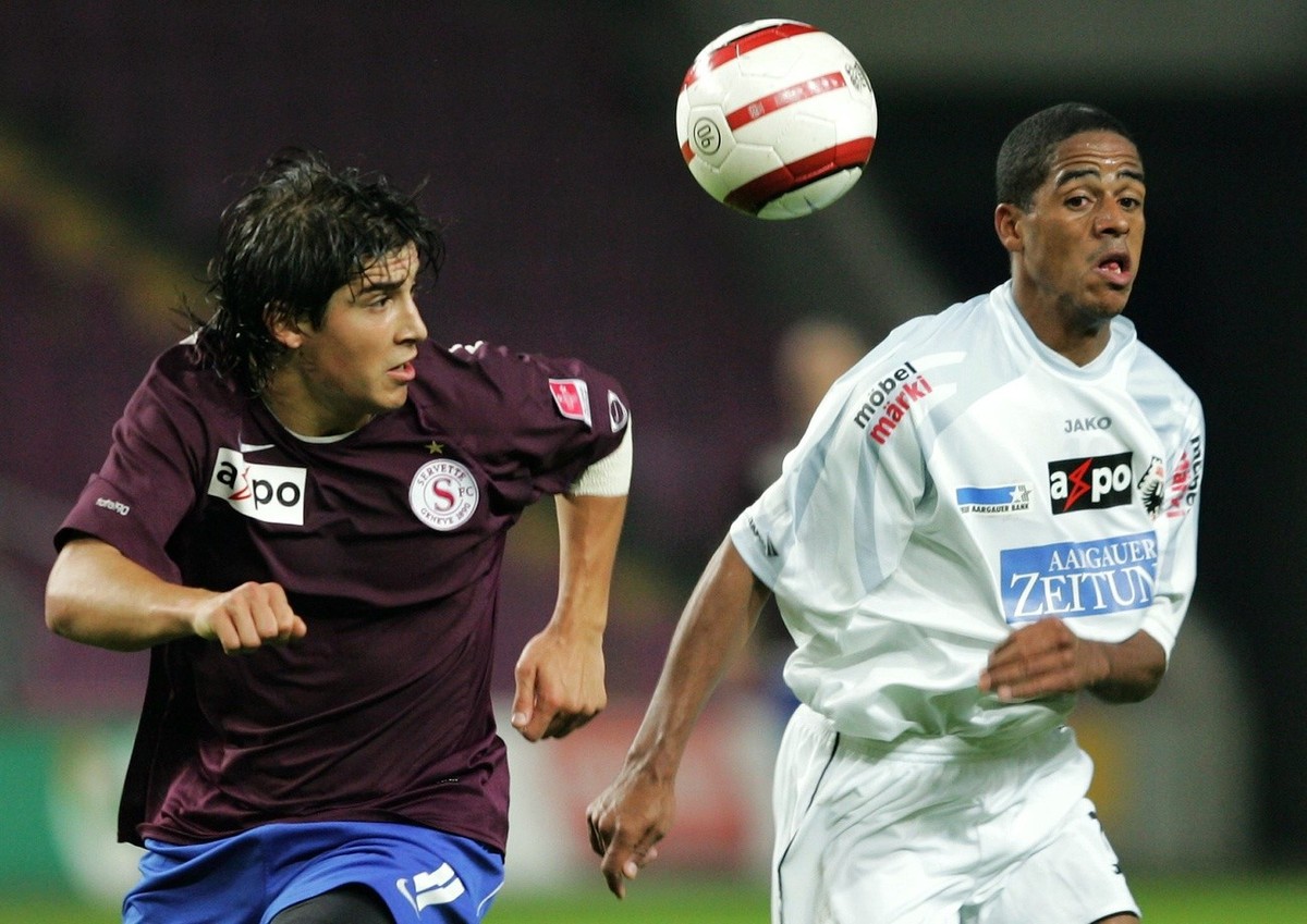 Le Genevois Davide Calla, gauche, a la lutte pour le ballon avec le joueur d'Aarau Paulo Menezes, droite, lors du match de Super League de football entre Servette FC et le FC Aarau au Stade de Ge ...