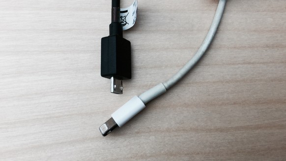 Weniger Einigkeit herrscht auf der anderen Seite der Ladekabel, der Schnittstelle zum Smartphone. Während sich die meisten Hersteller 2009 auf einen Micro-USB-Anschluss (links) geeinigt haben, setzt Apple seit 2012 auf den Lightning-Anschluss.&nbsp;<br data-editable="remove">