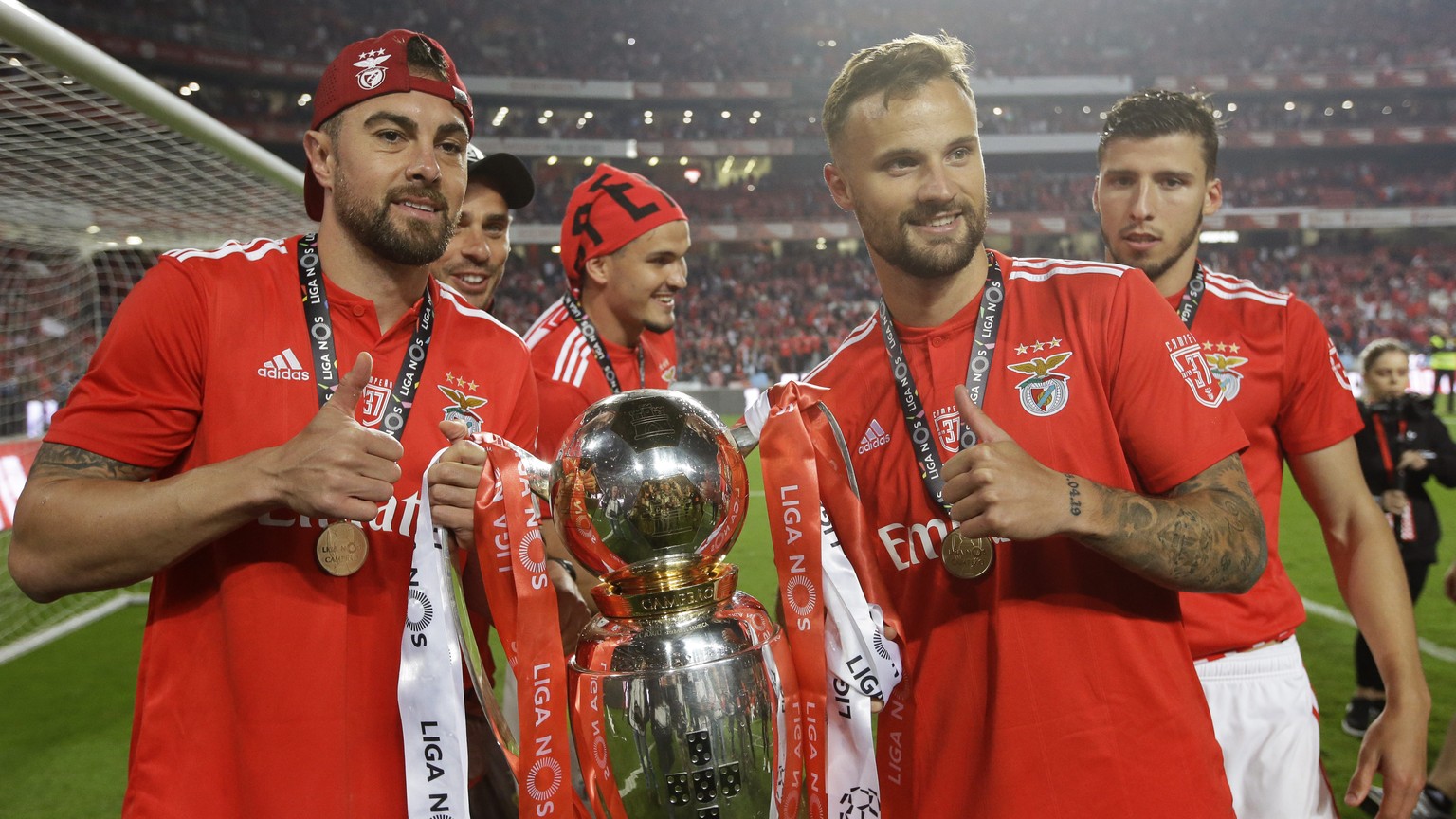 Benfica&#039;s team captain Jardel, left, and Haris Seferovic pose with the trophy after the Portuguese league last round soccer match between Benfica and Santa Clara at the Luz stadium in Lisbon, Sat ...