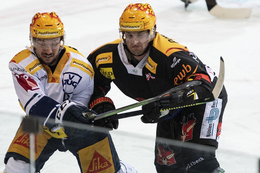 Berns PostFinance Topscorer Berns Dustin Jeffrey, rechts, im Duell mit Zugs PostFinance Topscorer Jan Kovar im Eishockey Meisterschaftsspiel der National League zwischen dem SC Bern und dem EV Zug, am ...