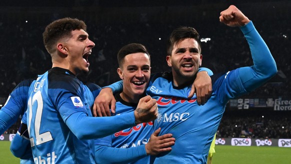 epa10439302 Napoli&#039;s foreward Giovanni Simeone (R) jubilates with his teammate after scoring the 2-1 lead during the Italian Serie A soccer match SSC Napoli vs AS Roma at &#039; Diego Armando Mar ...