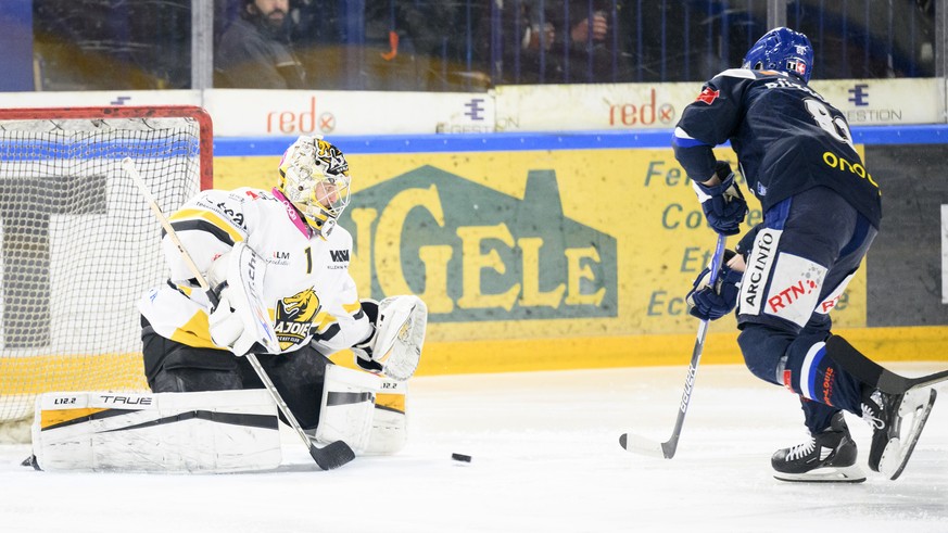 L&#039;attaquant neuchatelois Stefan Ruegsegger, droite, marque le but du 1 a 1 au le gardien jurassien Tim Wolf, gauche, lors du sixieme match de barrage promotion-relegation de National League/Swiss ...