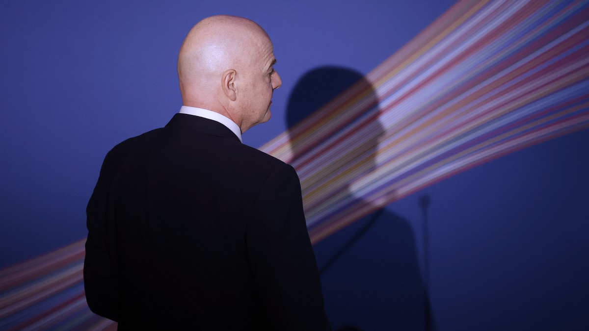 FIFA-Boss-rollt-den-Saudis-mit-der-WM-2034-den-roten-Teppich-aus-und-die-Menschenrechte-