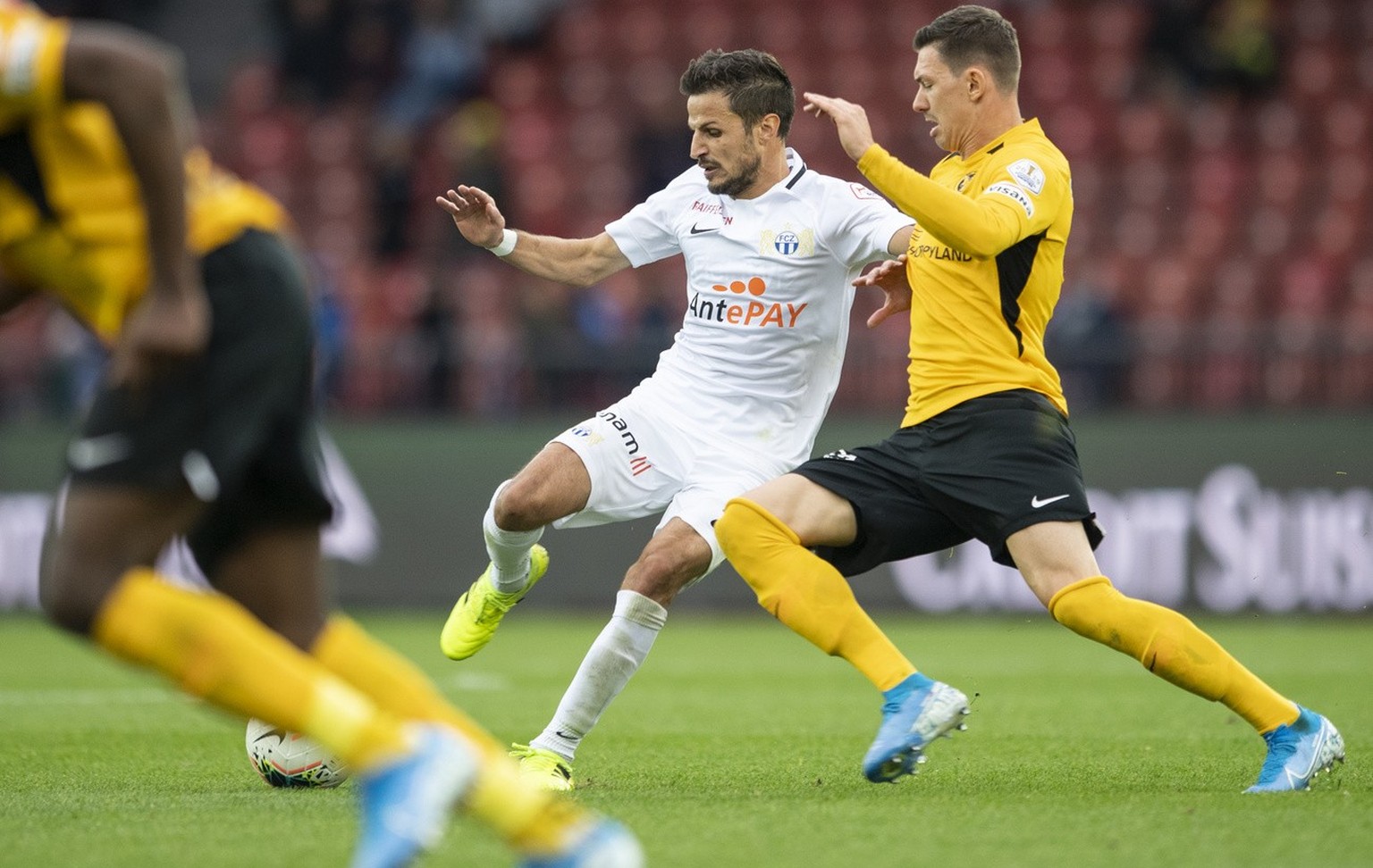 Zuerichs Antonio Marchesano, links, spielt um den Ball mit YBs Christian Fassnacht, rechts, im Fussball Meisterschaftsspiel der Super League zwischen dem FC Zuerich und dem BSC Young Boxs im Letzigrun ...