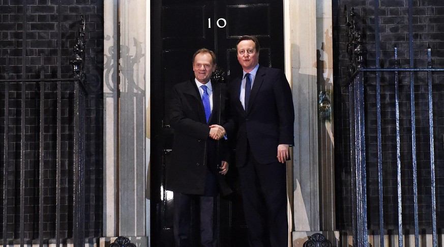 epa05137714 Britain&#039;s Prime Minister David Cameron (R) welcomes the President of the European Council, Donald Tusk (L), on the steps of No. 10 Downing Street, in London, Britain, 31 January 2016. ...