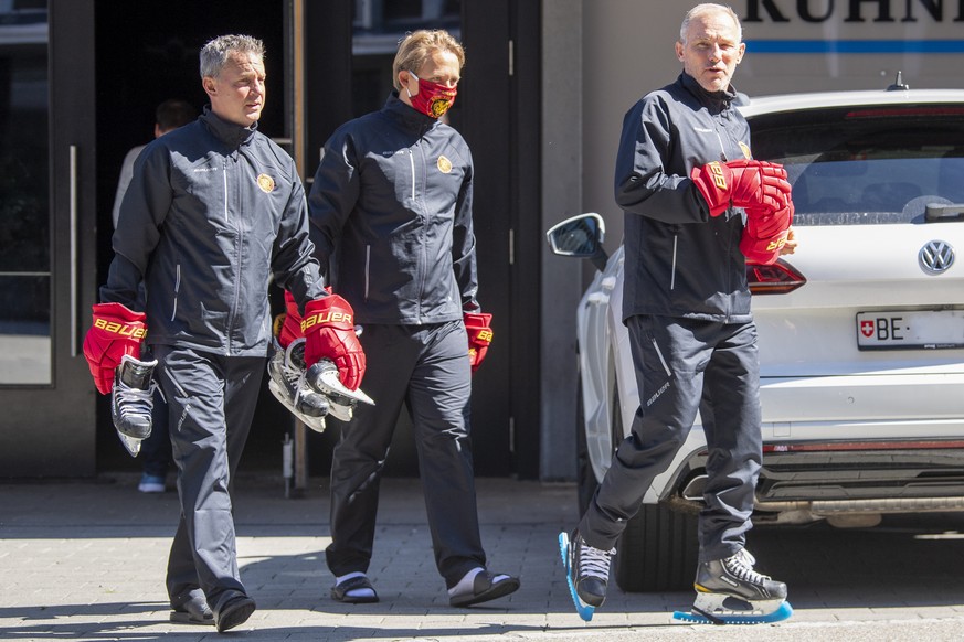 Assistant, Jens Nielsen, Goalie Coach, Viktor Alm, und Head Coach Richard Franzen, von links, auf dem Weg zum posiert Fototermin der SCL Tigers am Mittwoch, 5. August 2020 im Ilfisstadion in Langnau.  ...