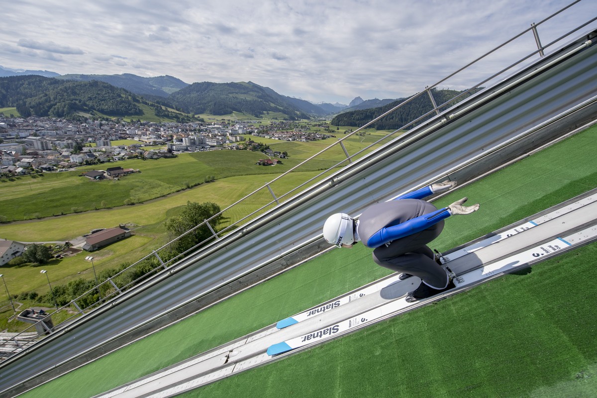 Der Schweizer Skispringer Simon Ammann waehrend eines Trainings mit dem Schweizer Skisprung Team am Donnerstag, 28. Mai 2020 auf der Skisprunganlage in Einsiedeln. (KEYSTONE/Urs Flueeler).