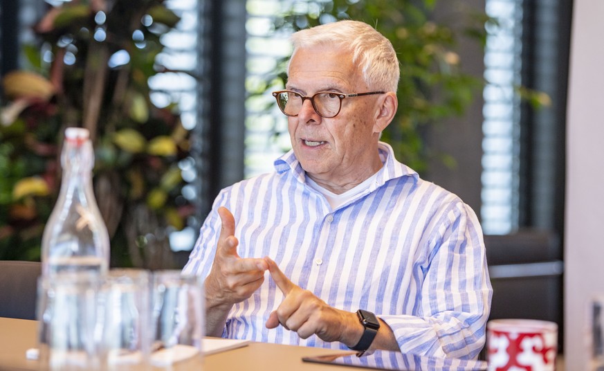 ARCHIV - ZUM PREMIUM-INTERVIEW MIT HANS-PETER STREBEL VOM EV ZUG --- Der Apotheker und Wissenschaftler Hans-Peter Strebel (genannt HP Strebel) waehrend eines Rundganges durch das Spitzensport-Zentrum  ...