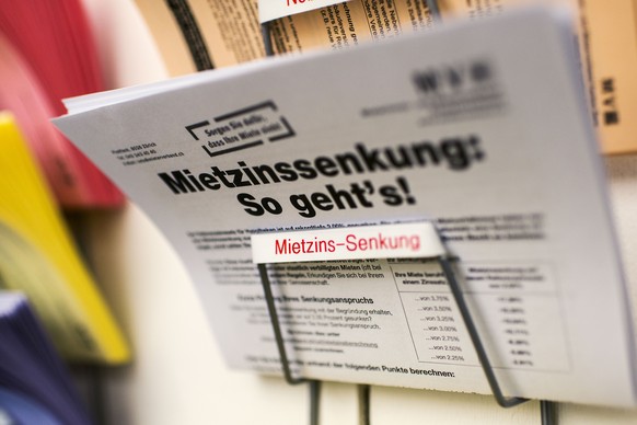 ARCHIV - Ein Informationsformular des Mieterinnen- und Mieterverbands liegt in einem Regal beschriftet mit &quot;Mietzins-Senkung&quot;, aufgenommen am 26. Januar 2015 beim Mieterinnen- und Mieterverb ...