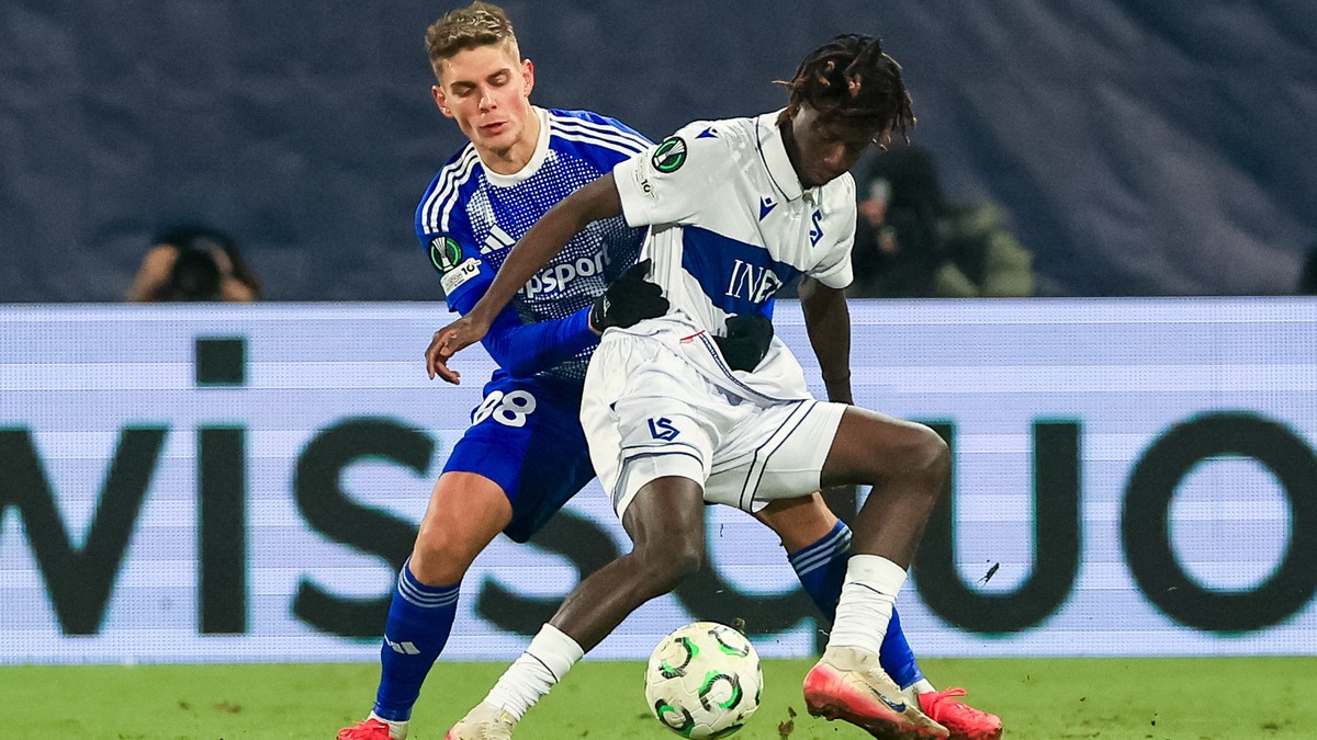 epa12758852 Peter Barath of Olomouc (L) in action against Gaoussou Diakite of Lausanne (R) during the UEFA Conference League play-offs 1st leg match between SK Sigma Olomouc and FC Lausanne-Sport, in  ...