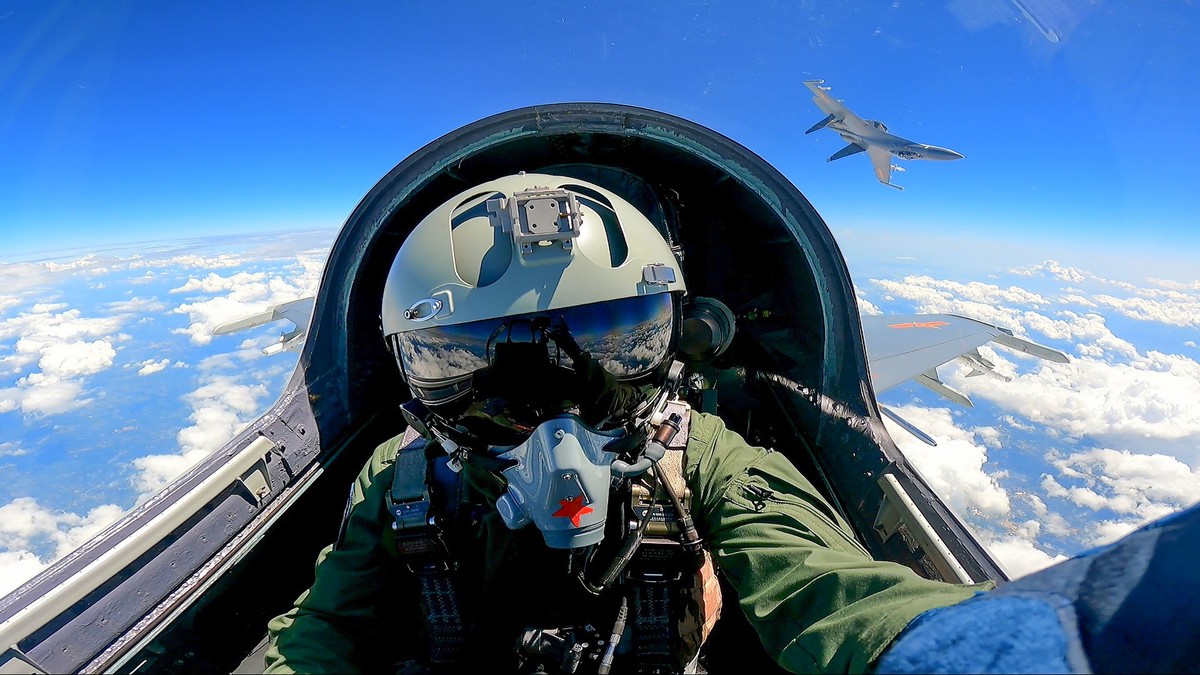 epa10568001 A Chinese fighter jet pilot from of the Eastern Theater Command of the Chinese People's Liberation Army (PLA) takes part in combat readiness patrol and military exercises around the T ...