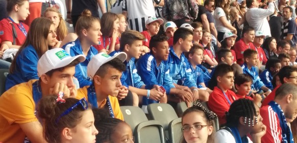Die FCZ-Girls und Boys (in blau) im Berliner Olympiastadion.