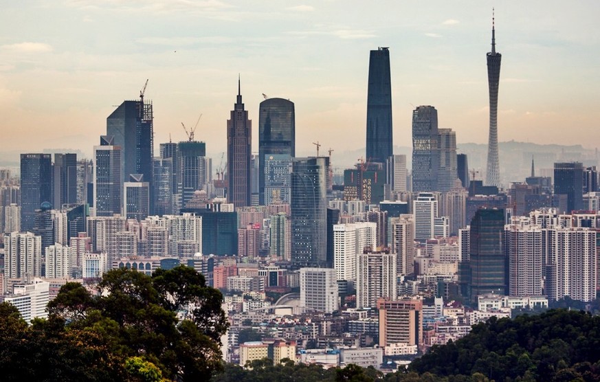 Ganz im Süden des Landes liegt Guangzhou. Die über elf Millionen Einwohner umfassende «Fabrik der Welt» ist dank ihrer Nähe zu Hong Kong ein bedeutender Industrie- und Handelsstandort.