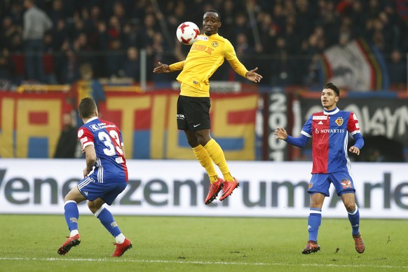 YBs Nicolas Moumi Ngamaleu, Mitte, in Aktion neben Basels Kevin Bua, links, und Basels Raoul Petretta, im Super League Spiel zwischen dem FC Basel und dem BSC Young Boys Bern im Stadtion St. Jakob-Par ...