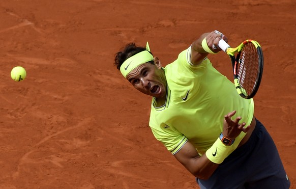 ARCHIVBILD ZUM KEYSTONE-SDA-TEXT ZU RAFAEL NADAL --- epa07637147 Rafael Nadal of Spain plays Dominic Thiem of Austria during their men&#039;s final match during the French Open tennis tournament at Ro ...