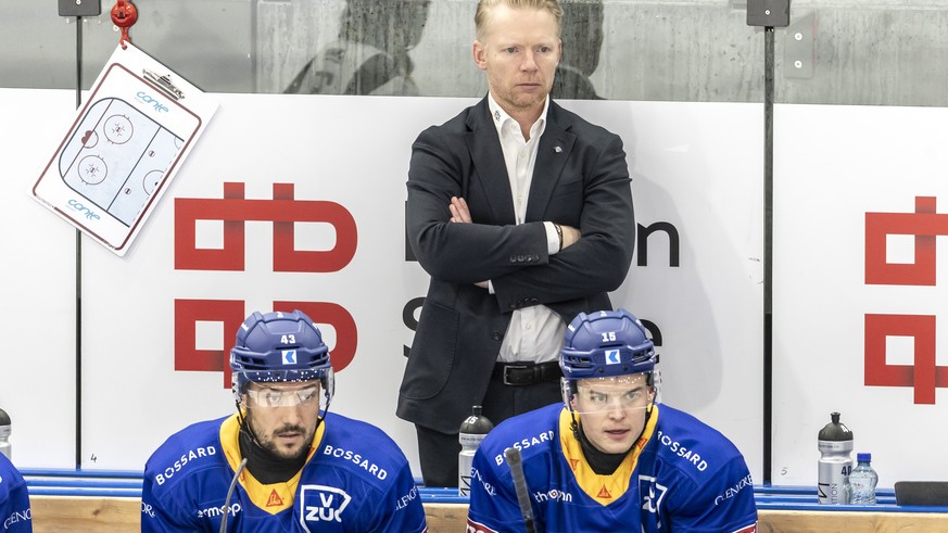 Zugs Jan Kovar, Zugs Head Coach Michael Liniger und Zugs Gregory Hofmann, von links, im Spiel der Eishockey National League zwischen dem EV Zug, EVZ, und dem EHC Biel-Bienne am Sonntag, 19. Oktober 20 ...