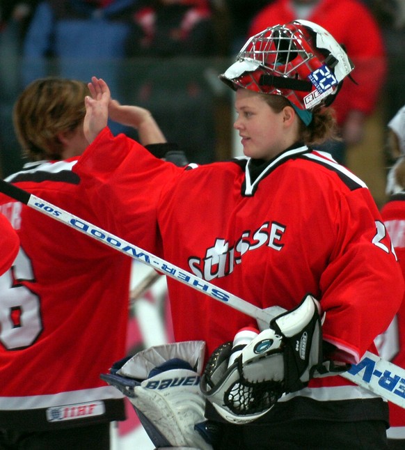 Die Schweizer Torhueterin Florence Schelling nach dem Spiel, aufgenommen am Montag, 28. Maerz 2005, anlaesslich der Frauen Eishockey Weltmeisterschaft Division 1 im Thurgauischen Romanshorn in der Eis ...