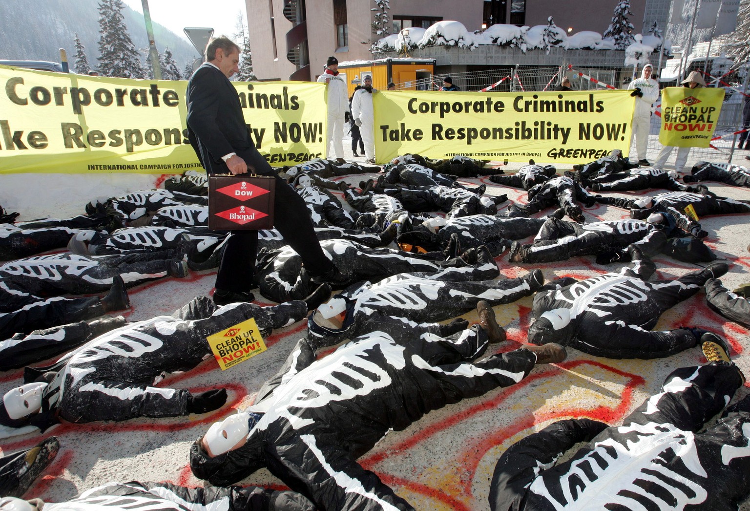 Protestaktion von Greenpeace-Aktivisten während des WEF 2005.
