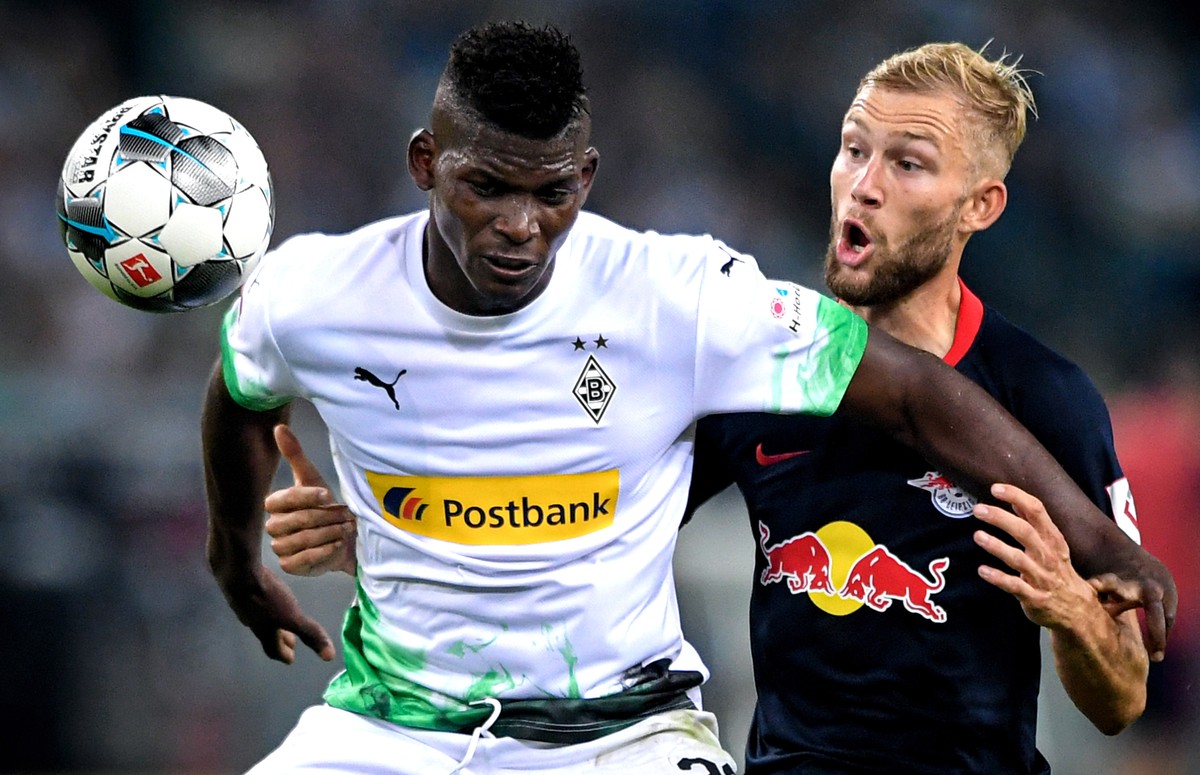 epaselect epa07805477 Moenchengladbach's Breel Embolo (L) in action against Leipzig's Konrad Laimer (R) during the German Bundesliga soccer match between Borussia Moenchengladbach and RB Lei ...
