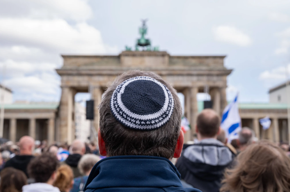 «Man kann sich nicht immer verstecken»: Jüdische und nichtjüdische Berliner an einer Kundgebung für den Staat Israel vor dem Brandenburger Tor am 22. Oktober 2023.