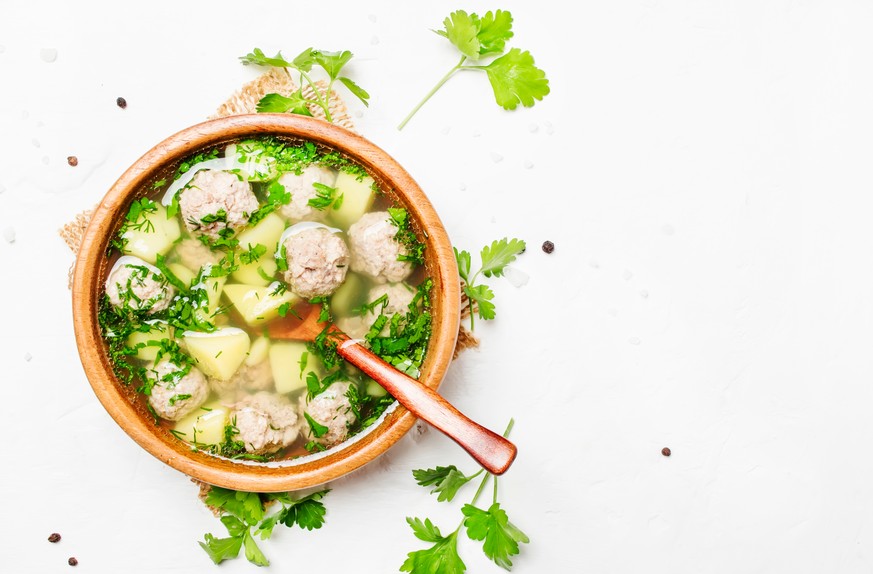 schweinefleisch meatballs kartoffel koriander suppe essen food asiatisch 250g pork mince
1 egg, beaten
2 spring onions, chopped
1 garlic clove, chopped
1-2 tbsp fresh coriander, chopped
1 tsp fish sau ...