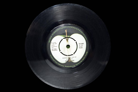 Alte Single Schallplatte von den Beatles mit dem Lied, Dont pass me by, aus dem Jahre 1969, von Apple Records *** Old single record of the Beatles with the song, Dont pass me by, from 1969, from Apple ...