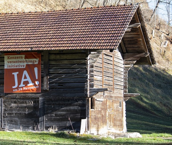 Ein Plakat zur Konzernverantwortungsinitiative haengt an einer Scheune, am Samstag, 14. November 2020, in Oberwil im Simmental. Am 29. November befindet das Schweizer Stimmvolk ueber die Kriegsgeschae ...