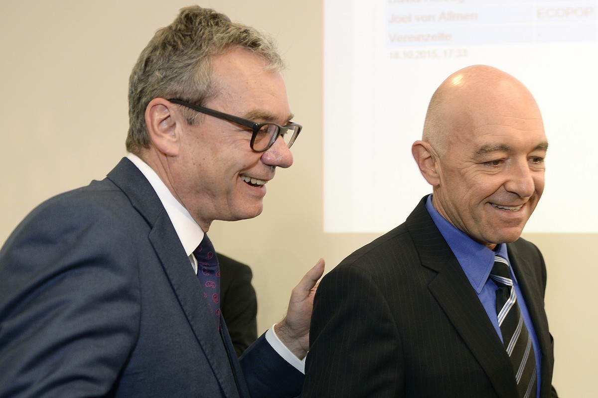 Der frischgewaehlte Zuercher Staenderat Daniel Jositsch, rechts, und FDP-Staenderatskandidat Ruedi Noser, links, im Wahlzentrum Walche in Zuerich, am Sonntag, 18. Oktober 2015. Heute finden die eidgen ...