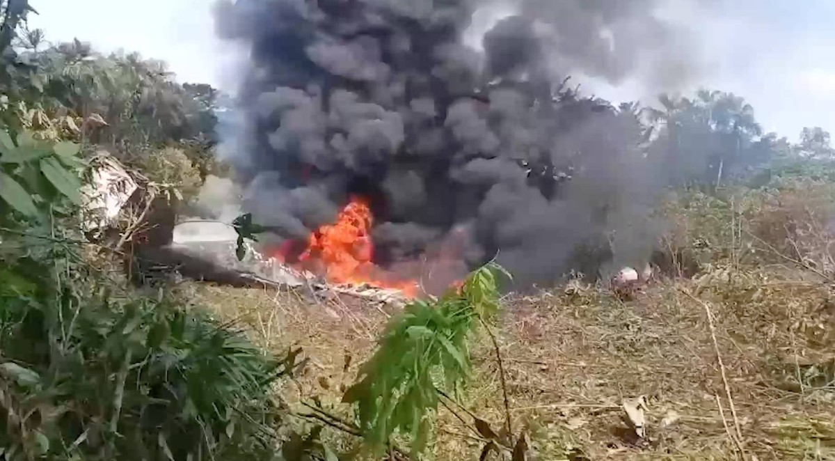 Colombian Air Force Aircraft crashes with up to 100 troops aboard PUERTO LEGUIZAMO, COLOMBIA - MARCH 23: RESTRICTION: USERS MUST CREDIT COLOMBIAN CIVIL DEFENSE HANDOUT EDITORIAL USE ONLY A screen grab ...
