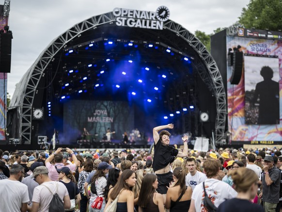 Zuschauer vor der Hauptbuehne am Openair St. Gallen beim Auftritt von Joya Marleen alias Joya Schedler, am Freitag, 27. Juni 2025, in St. Gallen. Das Openair dauert bis kommenden Sonntag. KEYSTONE/Gia ...