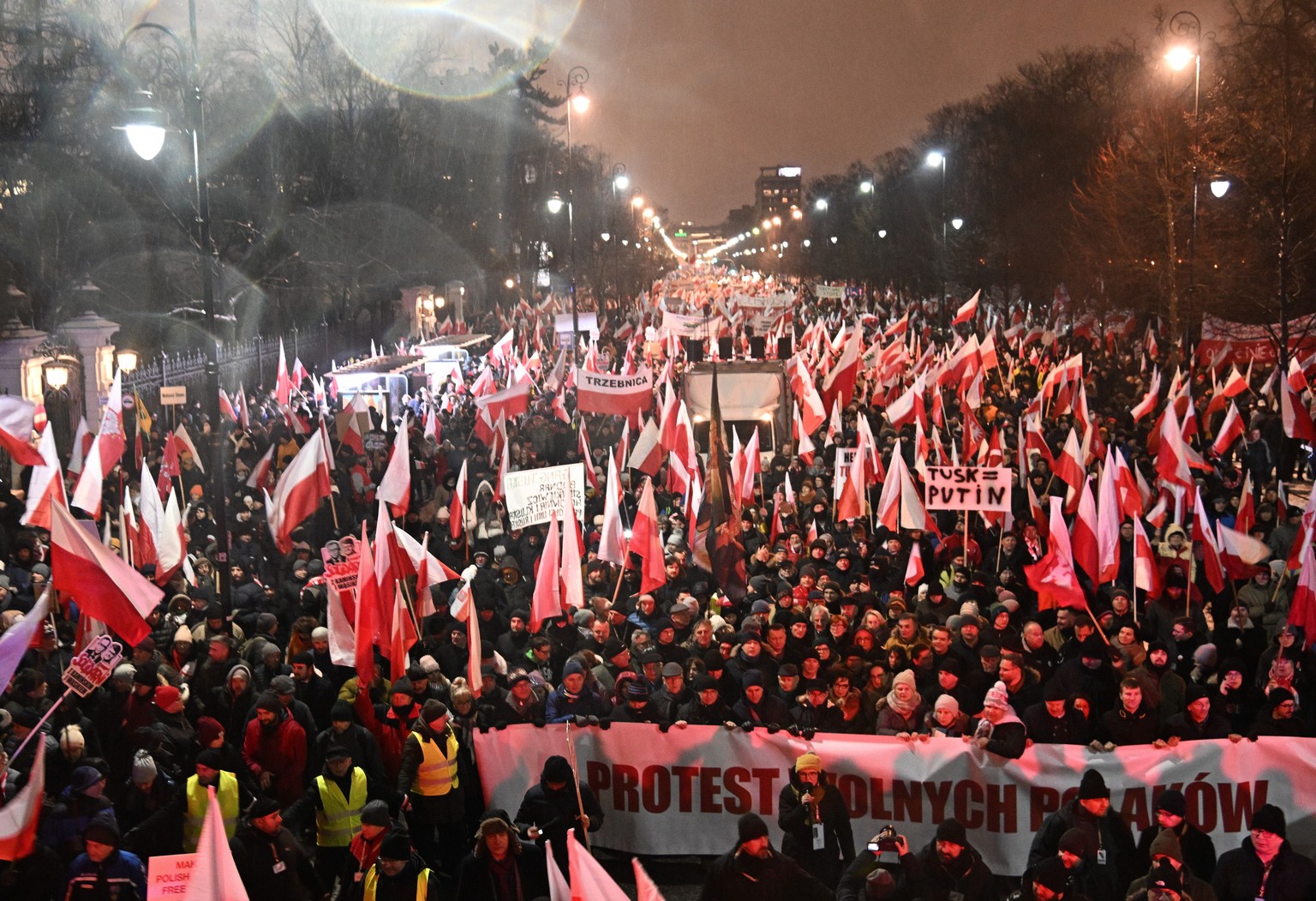 epa11069783 People protest during a demonstration organized by the opposition party Law and Justice under the slogan &quot;Protest of Free Poles&quot; in front of the seat of the Polish Parliament in  ...
