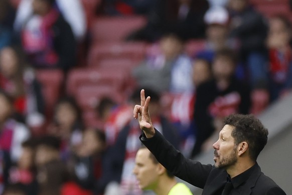 epa11736625 Atletico de Madrid&#039;s head coach Diego Simeone reacts during the LaLiga soccer match between Atletico de Madrid and Alaves at Riyadh Air Metropolitano Stadium, in Madrid, Spain, 23 Nov ...
