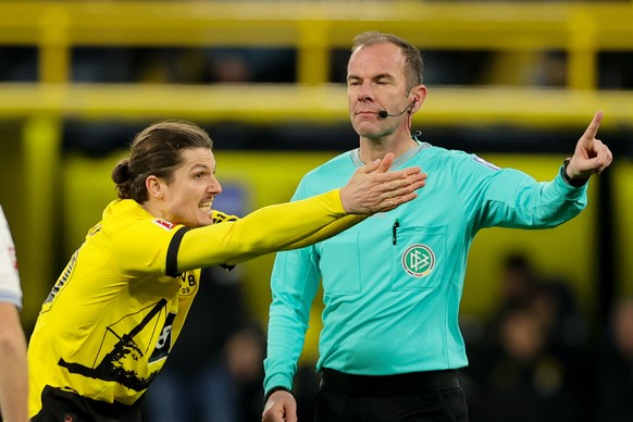 epa11181133 Dortmund&#039;s Marcel Sabitzer (L) argues with referee Srdan Jovanovic during the German Bundesliga soccer match between Borussia Dortmund and TSG 1899 Hoffenheim in Dortmund, Germany, 25 ...