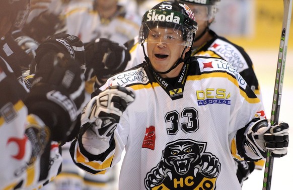 Petteri Nummelin, right, HC Lugano&#039;s goalkeeper cheers in the Swiss National League Ice Hockey Championship between SCL Tigers and HC Lugano in Langnau in the canton of Berne, Switzerland, pictur ...