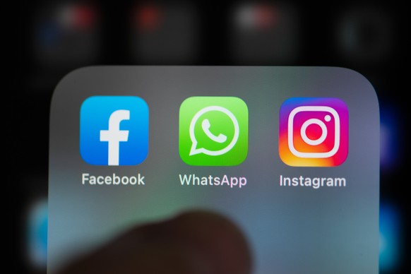 ARCHIVBILD ZUR SPERRUNG VON FACEBOOK IN RUSSLAND, AM FREITAG, 4. MAERZ 2022 - Die Social Media- und Instant-Messaging-Apps: Facebook, WhatsApp und Instagram auf einem Smartphone, fotografiert am Donne ...