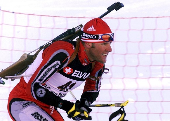 Matthias Simmen aus Realp faehrt am 18. Februar 2001 in Realp dem Ziel und dem Schweizermeistertitel im Biathlon entgegen. (KEYSTONE/Sigi Tischler) === ELECTRONIC IMAGE ===