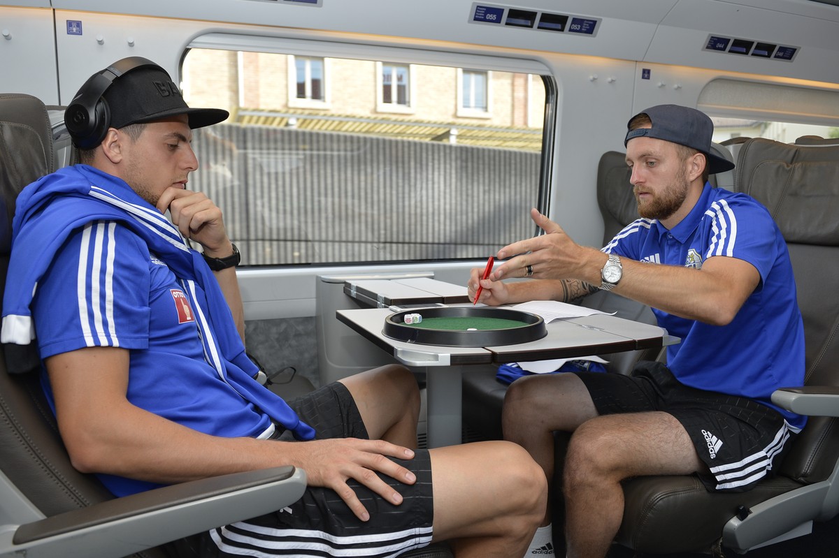 03.08.2016; Reggio Emilia; Fussball Europa League - US Sassuolo - FC Luzern; Reise Luzern;Tomi Juric (Luzern) und Jakob Jantscher (Luzern) beim Wuerfelspiel(Martin Meienberger/freshfocus)