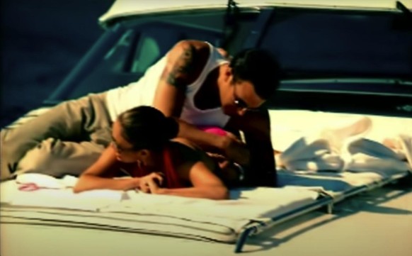 Er packt sie aus. Screenshot aus dem gemeinsamen Video zu «Jenny from the Block».