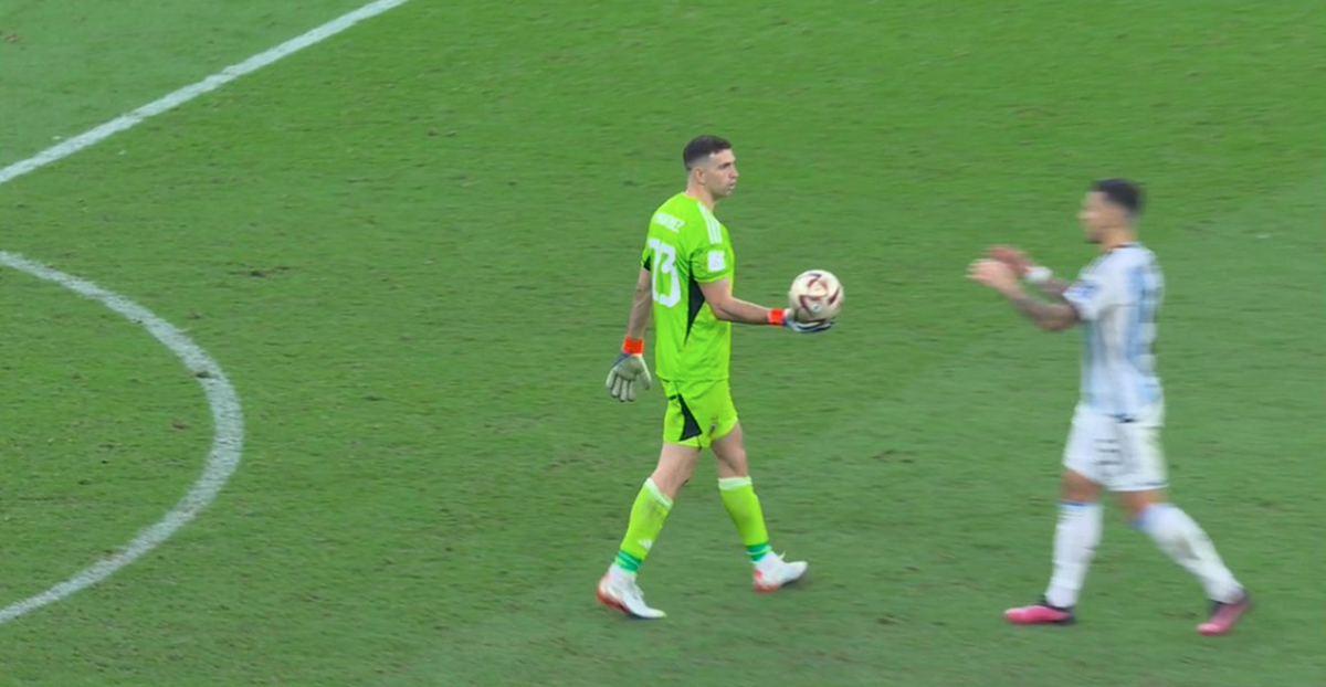 Emiliano Martinez profite de garder le ballon pour le donner à son coéquipier.
