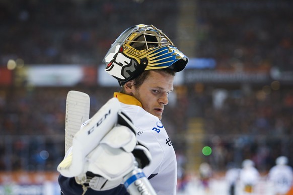 Zugs Torhueter Leonardo Genoni greift nach seiner Trinkflasche, im Eishockey Meisterschaftsspiel der National League zwischen dem SC Bern und dem EV Zug, am Samstag, 2. November 2019 in der Postfinanc ...