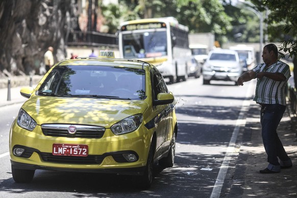 Ein Passant bewirft in&nbsp;São Paulo ein Taxi mit einem Ei, weil der Lenker nicht bei einem Protest von Konkurrenten von Uber mitmacht.