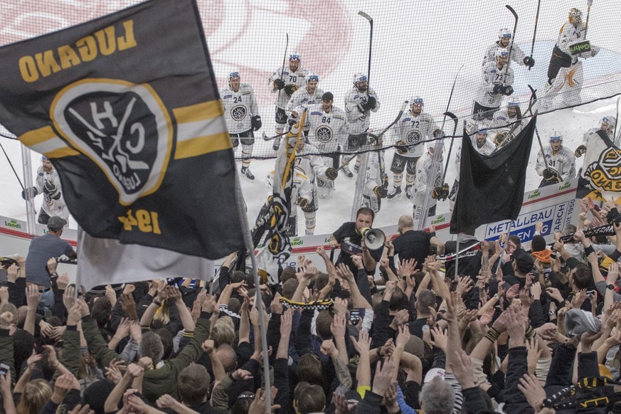 Luganos Spieler und Fans jubeln ueber den 3-6 Sieg, im dritten Playoff-Halbfinalspiel der Eishockey National League zwischen dem EHC Biel und dem HC Lugano, am Samstag, 31. Maerz 2018, in der Tissot A ...