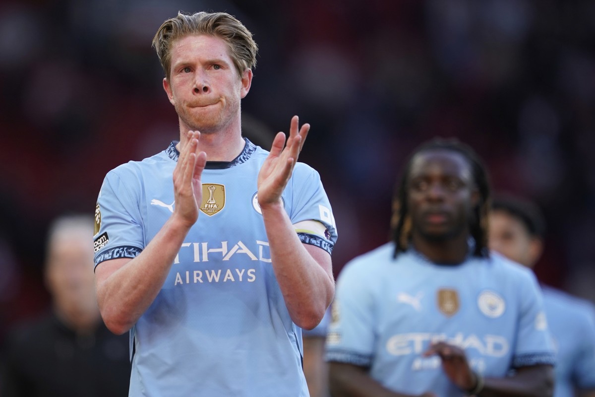 Manchester City's Kevin De Bruyne leaves the pitch after the English Premier League soccer match between Manchester City and Manchester United in Manchester, England, Sunday, April 6, 2025. (AP P ...