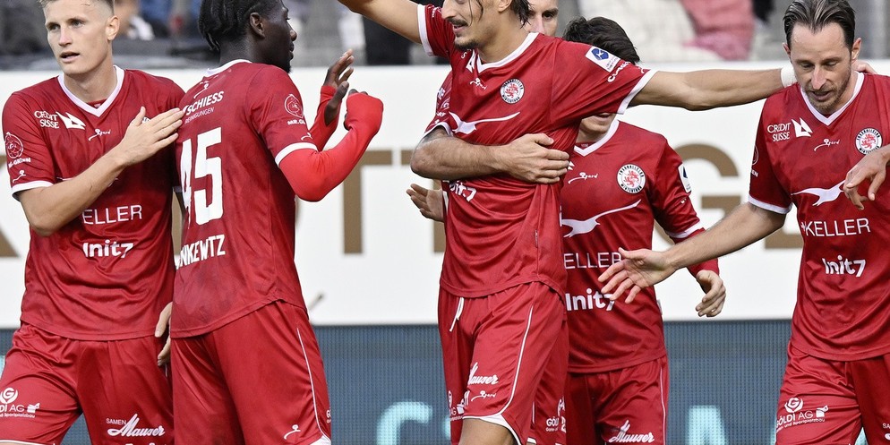 Die Winterthurer jubeln mit Torschuetze Aldin Turkes, Mitte, nach seinem Tor zum 2-1beim Fussballspiel der Super League FC Winterthur gegen FC Stade Lausanne-Ouchy im Stadion Schuetzenwiese in Winterh ...