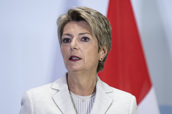 Bunddesraetin Karin Keller Sutter spricht bei einem Besuch der Alarmzentrale der Bundespolizei fedpol, am Montag, 10. Mai 2021, in Bern. (KEYSTONE/Peter Schneider)