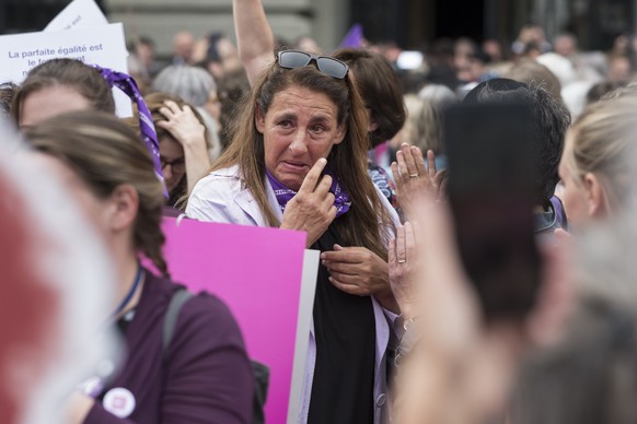 Nationalraetin Jacqueline Badran, SP-ZH, verlaesst geruehrt das Bundeshaus, waehrend einer Unterbrechung des Parlaments, am Tag des Frauenstreiks am Freitag, 14. Juni 2019 in Bern. (KEYSTONE/Alessandr ...