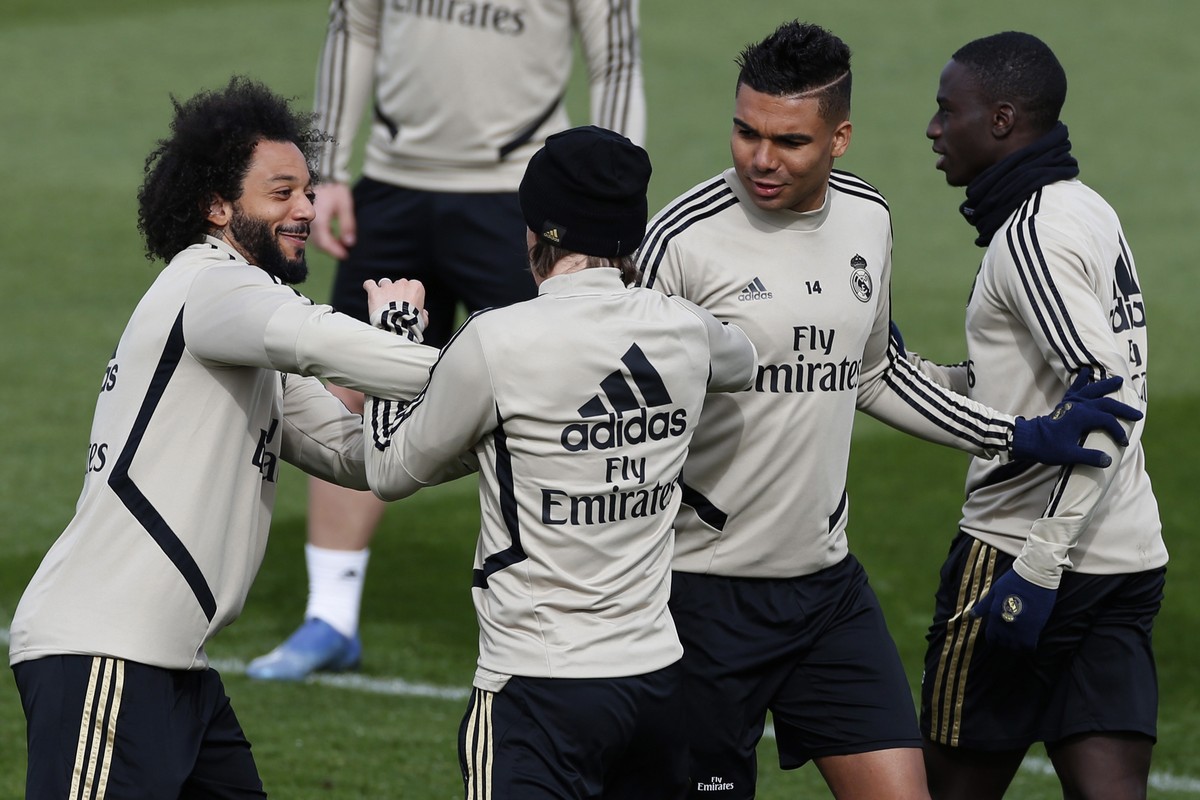 epa08276085 Real Madrid's Marcelo (L), jokes with Luka Modric (2L), Casemiro (2R) and Mendy (R) during the training of the team held at Valdebebas Sports Complex in Madrid, Spain, 07 March 2020.  ...