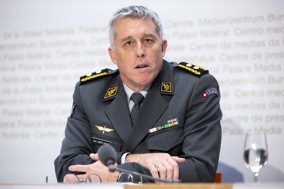 Christian Oppliger, Kommandant Luftwaffe, spricht waehrend einer Medienkonferenz zur Vernehmlassung zur sicherheitspolitischen Strategie der Schweiz und zum weiteren Vorgehen bei der Kampfflugzeugbesc ...