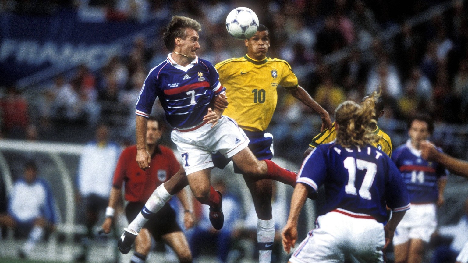 DESCHAMPS Didier Team Frankreich und RIVALDO FIFA Fussball Weltmeisterschaften 1998 in Frankreich FINALE Frankreich-Brasilien Finalspiel Frankreich-Brasilien in Paris Stade de France Fussball am 12 Ju ...