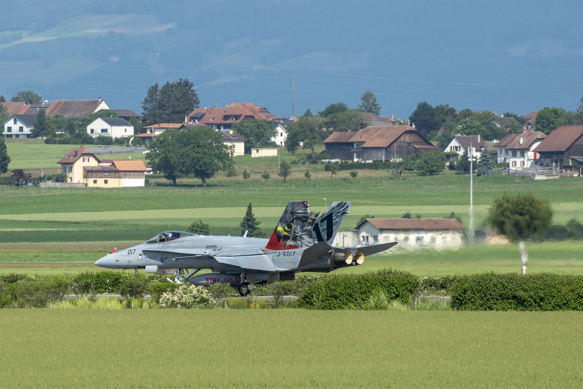 Ein Kampfflugzeugen des.Typs F/A-18 landet auf der Autobahn A1 bei Payerne bei der Armeeuebeung Alpha Uno, am Mittwoch, 5. Juni 2024, auf dem Autobahnabschnitt A1 in Payerne. Seit den 70er Jahren sper ...